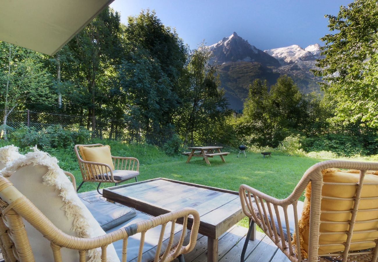 Apartment in Chamonix-Mont-Blanc - Les Fleurs de Cham bottom - Jardin privé - Vues -