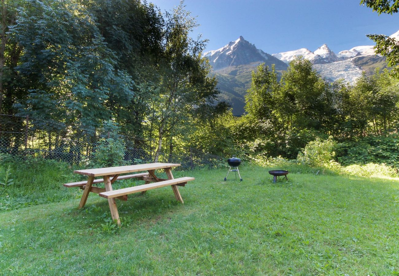 Apartment in Chamonix-Mont-Blanc - Les Fleurs de Cham bottom - Jardin privé - Vues -