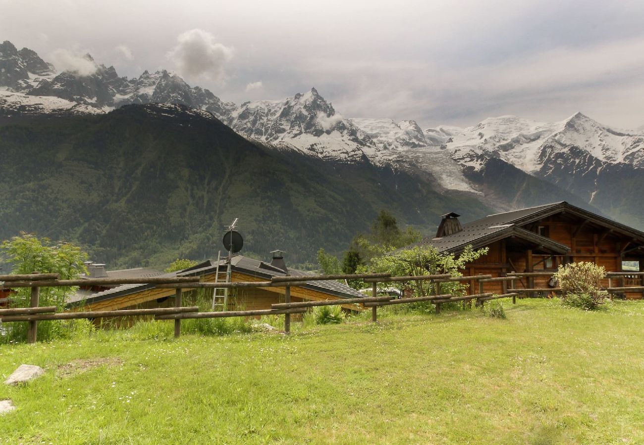 Apartment in Chamonix-Mont-Blanc - Le Cretet 2 - Jardin Privé avec Vue Mont-Blanc