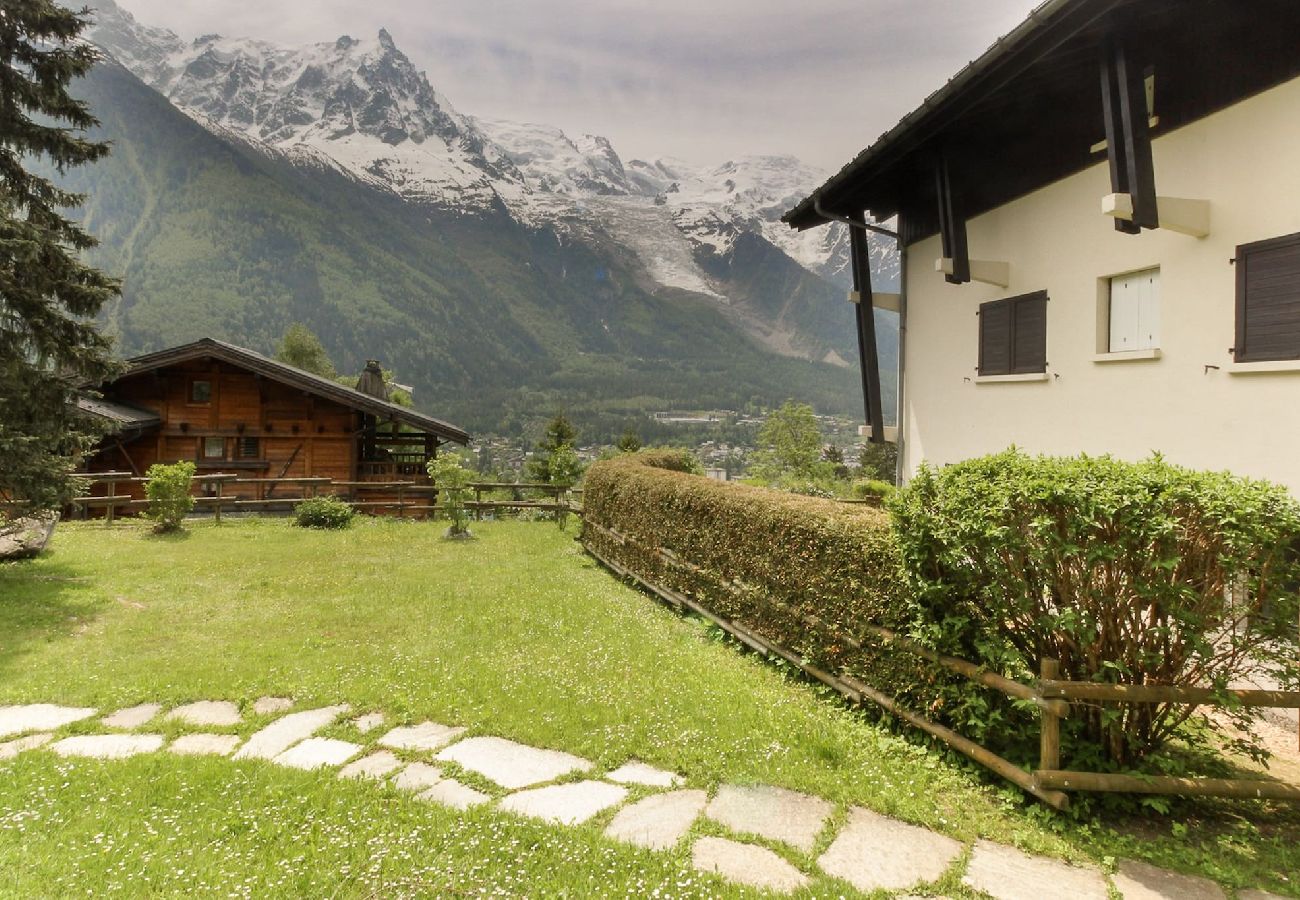 Apartment in Chamonix-Mont-Blanc - Le Cretet 2 - Jardin Privé avec Vue Mont-Blanc