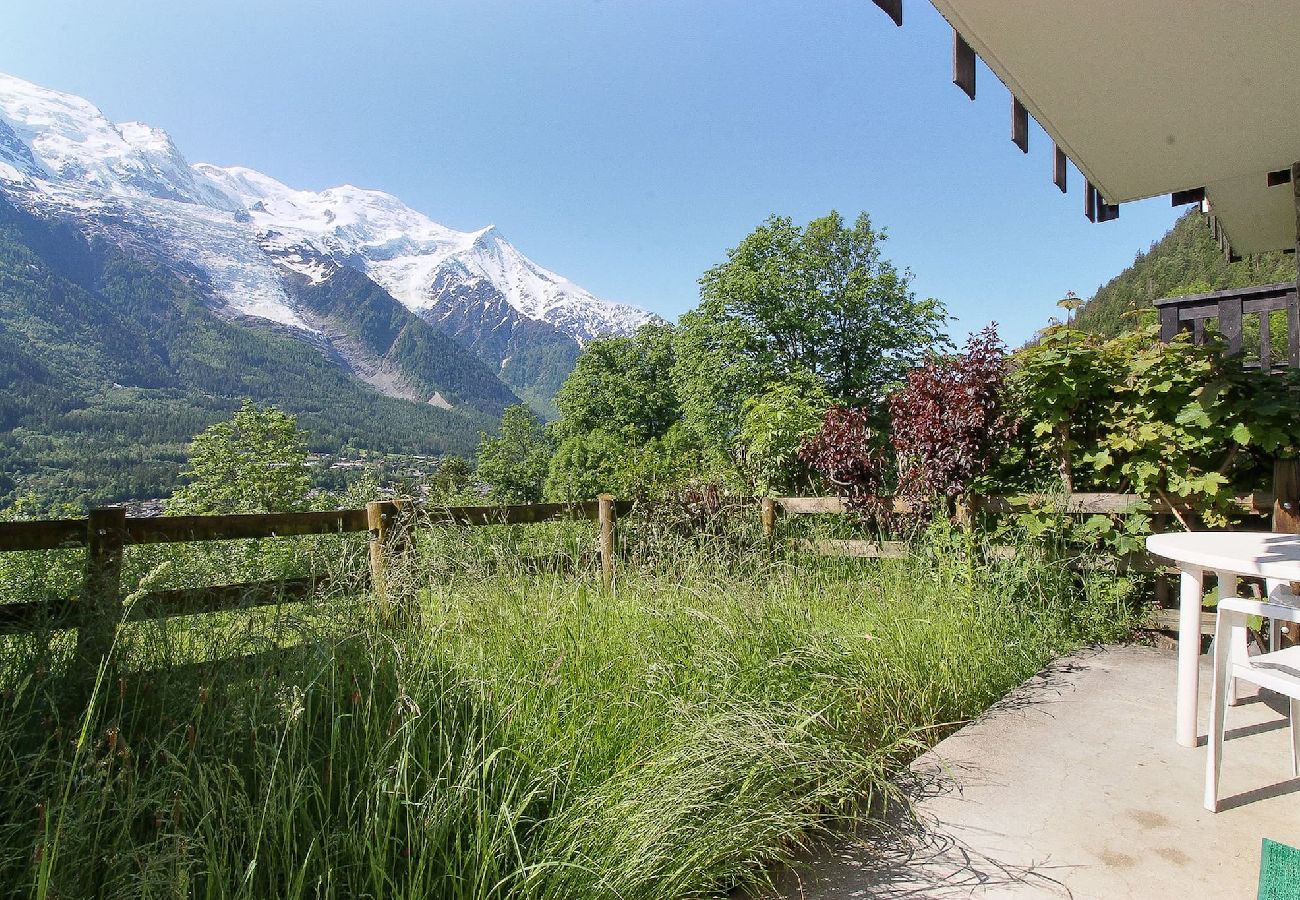 Apartment in Chamonix-Mont-Blanc - Le Cretet 2 - Jardin Privé avec Vue Mont-Blanc