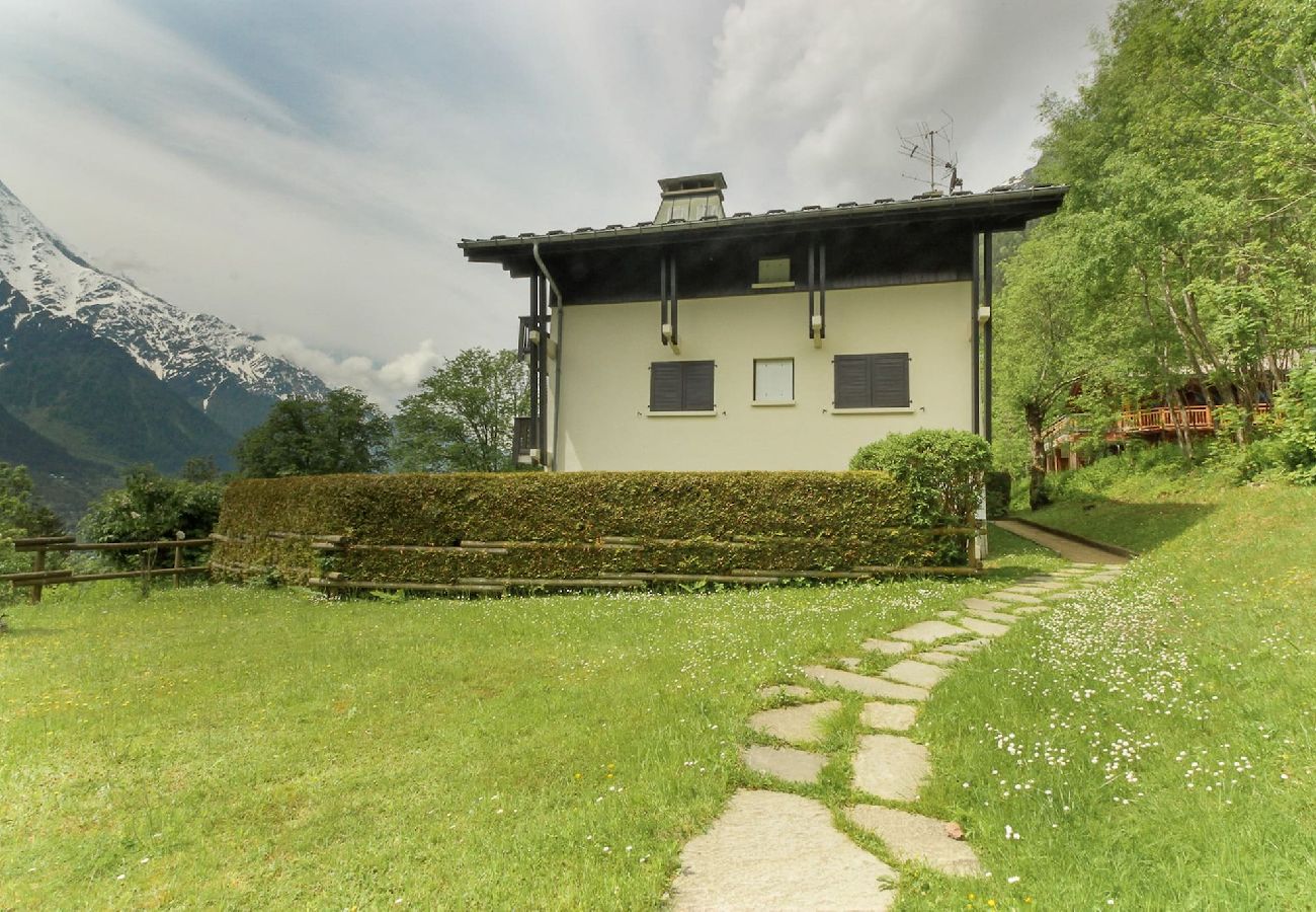 Apartment in Chamonix-Mont-Blanc - Le Cretet 2 - Jardin Privé avec Vue Mont-Blanc