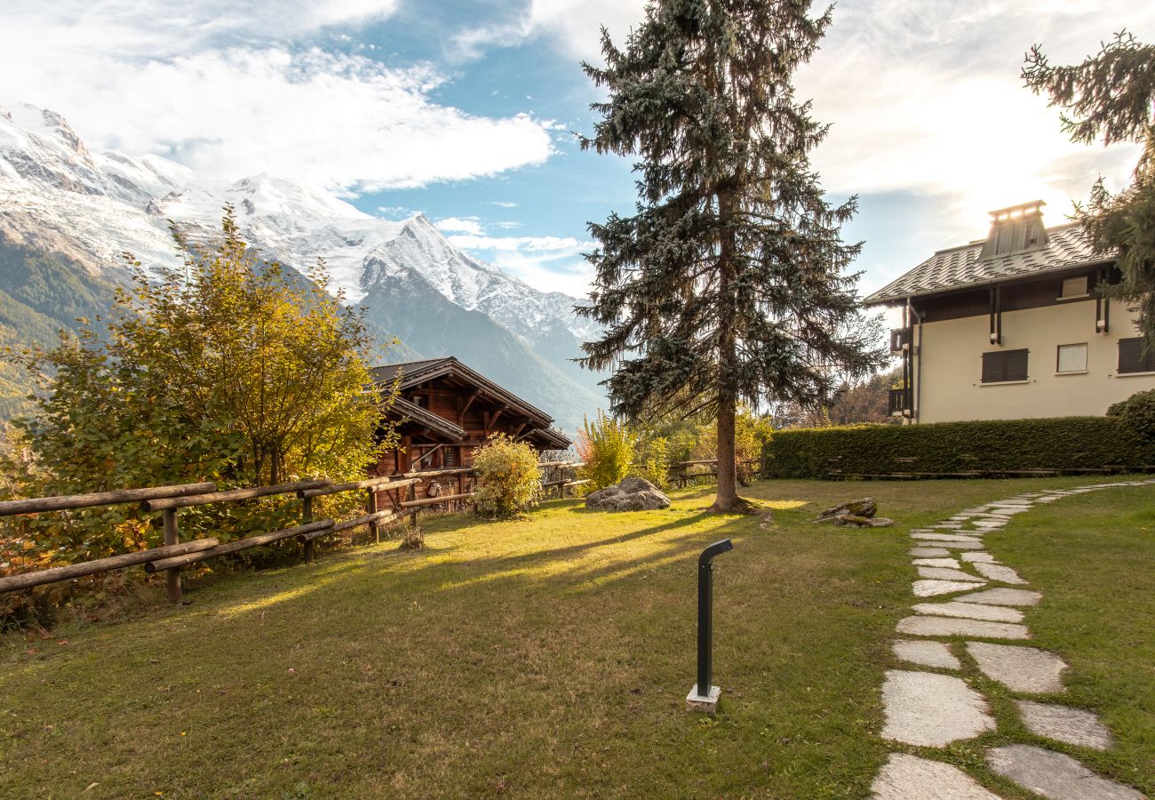 Apartment in Chamonix-Mont-Blanc - Le Cretet 2 - Jardin Privé avec Vue Mont-Blanc