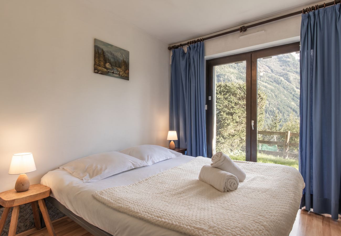 Apartment in Chamonix-Mont-Blanc - Le Cretet 2 - Jardin Privé avec Vue Mont-Blanc