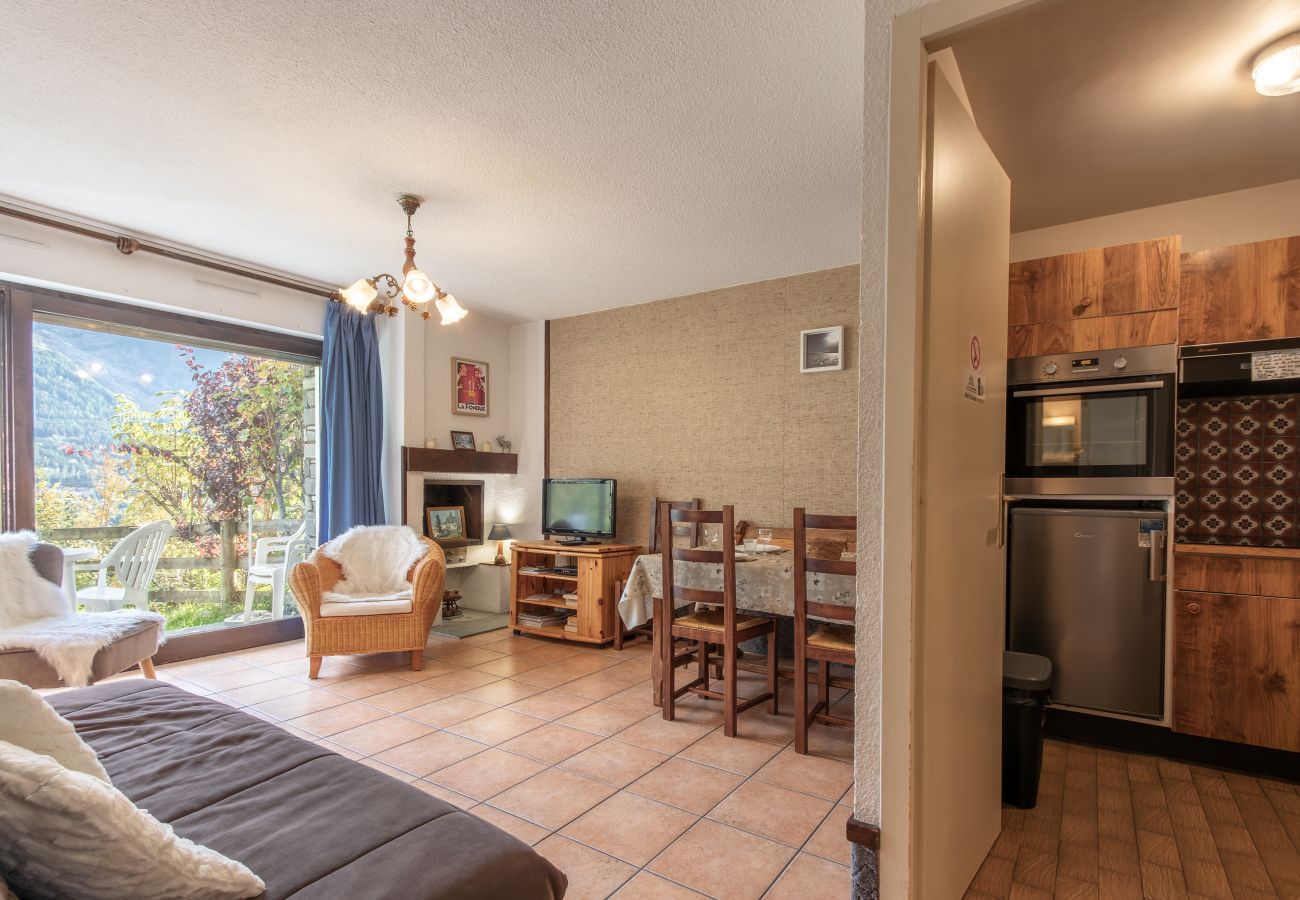 Apartment in Chamonix-Mont-Blanc - Le Cretet 2 - Jardin Privé avec Vue Mont-Blanc