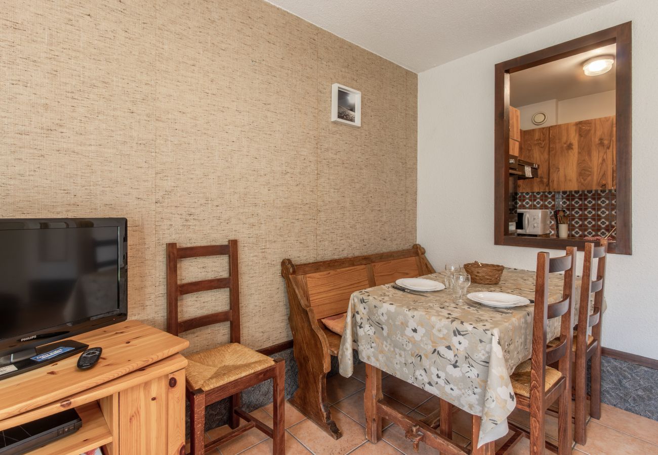 Apartment in Chamonix-Mont-Blanc - Le Cretet 2 - Jardin Privé avec Vue Mont-Blanc