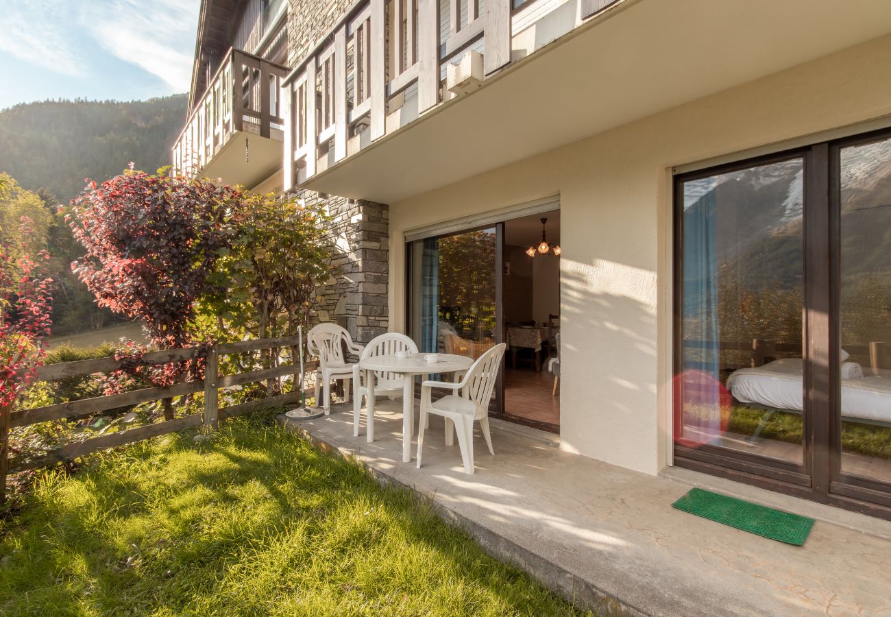 Apartment in Chamonix-Mont-Blanc - Le Cretet 2 - Jardin Privé avec Vue Mont-Blanc