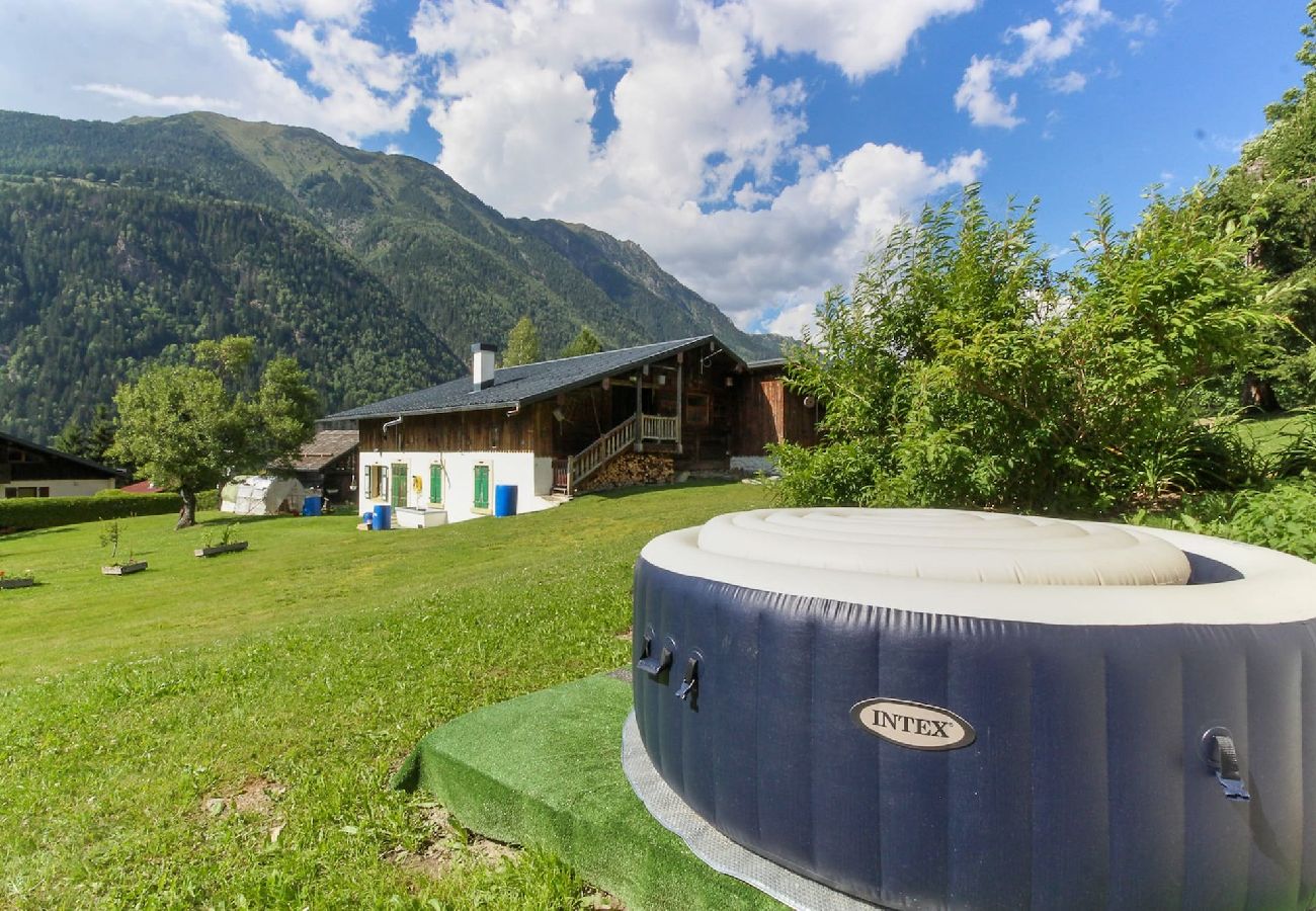 Chalet in Les Houches - Chalet YOLO - Jacuzzi & Sauna - Grand jardin