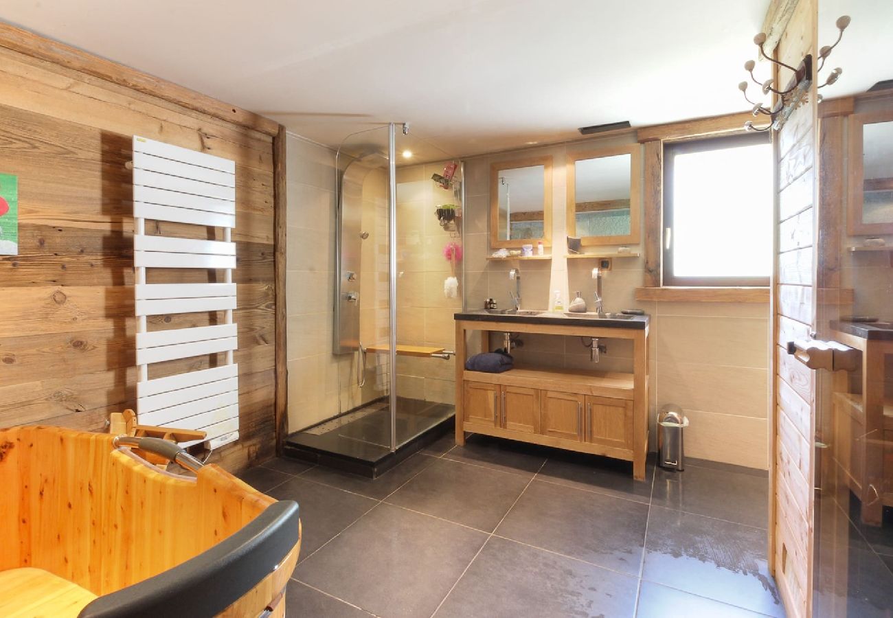 Chalet in Les Houches - Chalet YOLO - Jacuzzi & Sauna - Grand jardin