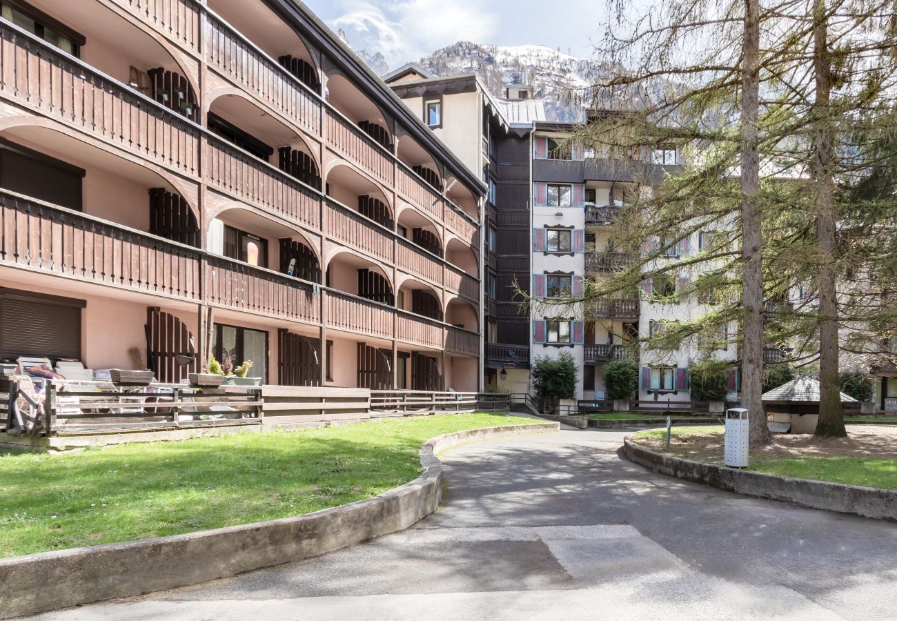 Apartment in Chamonix-Mont-Blanc - Les Jonquilles - centre Chamonix - vue balcon