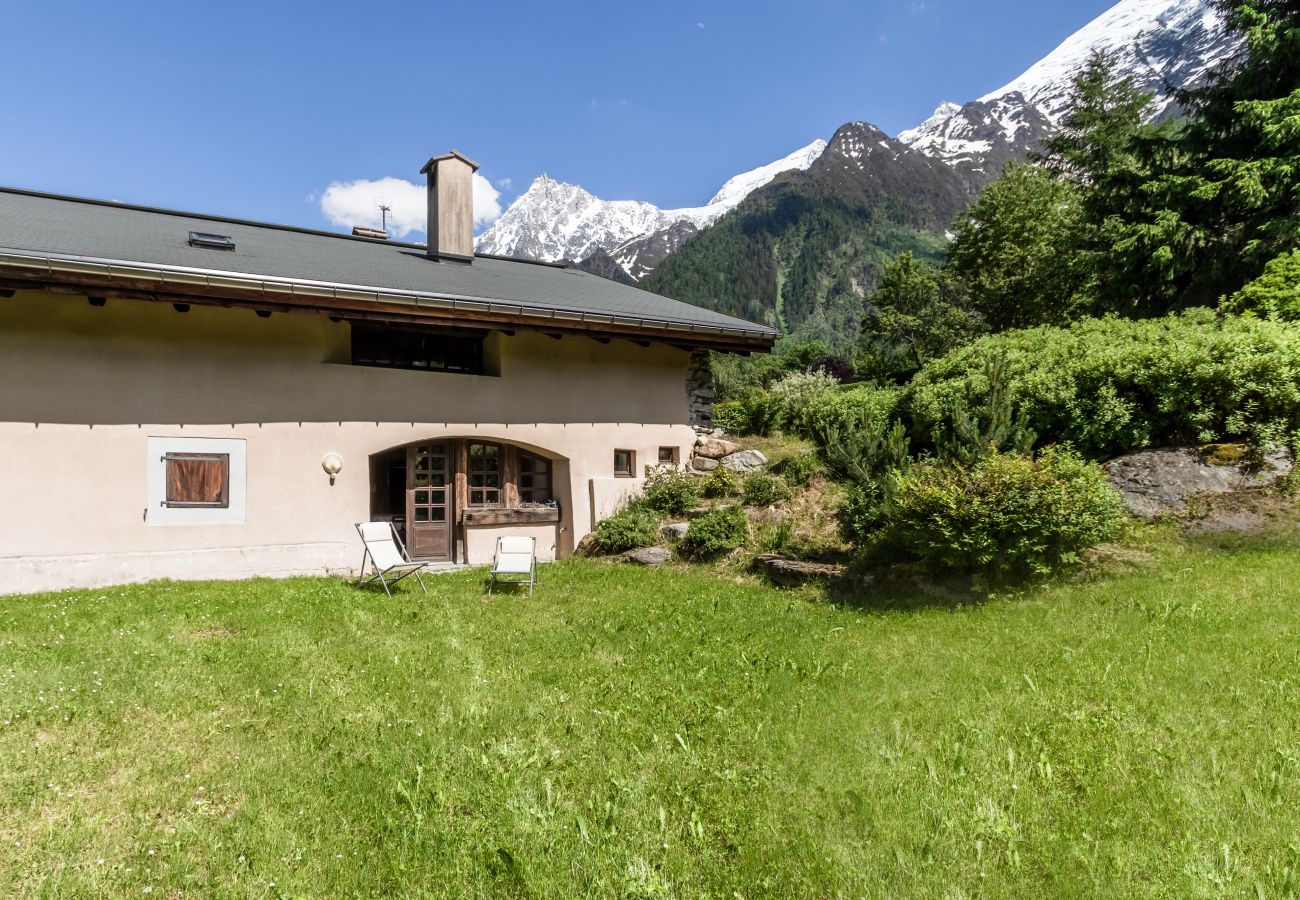 Chalet in Les Houches - Chalet Poya - 2 appt - Jardin - Privée