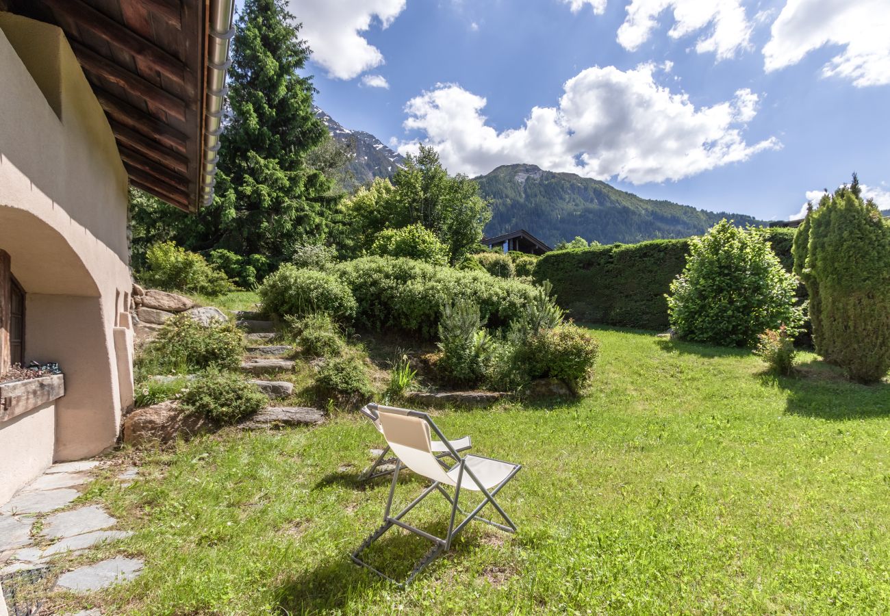 Chalet in Les Houches - Chalet Poya - 2 appt - Jardin - Privée