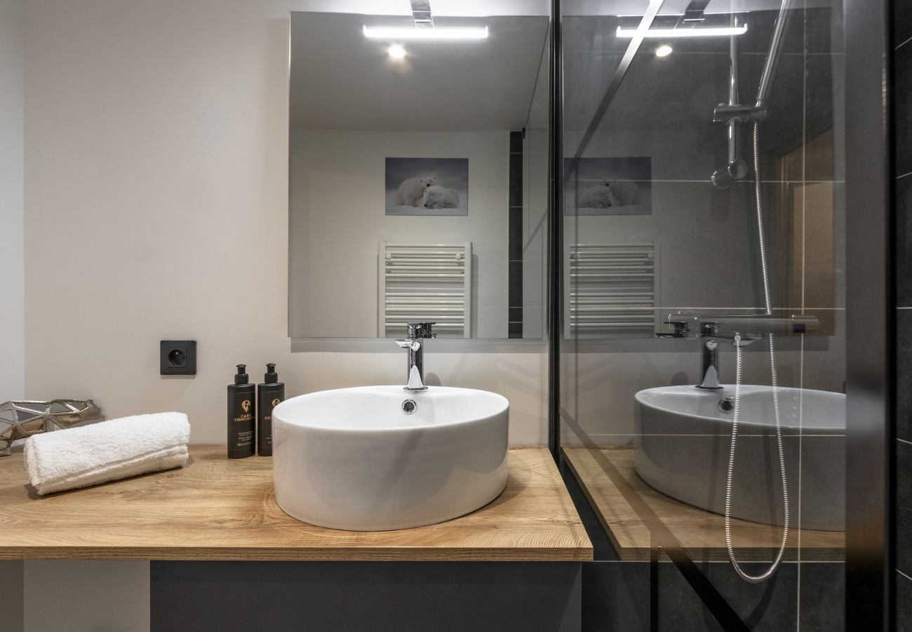 Apartment in Les Houches - The Bear – Sauna, Piscine - Face au Kandahar