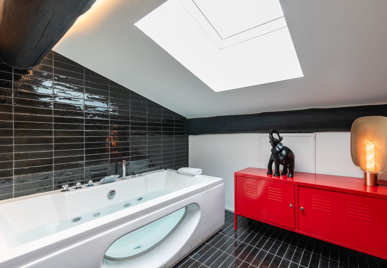 Apartment in Demi-Quartier - Le Black Wood - Chalet famille avec sauna, balnéo