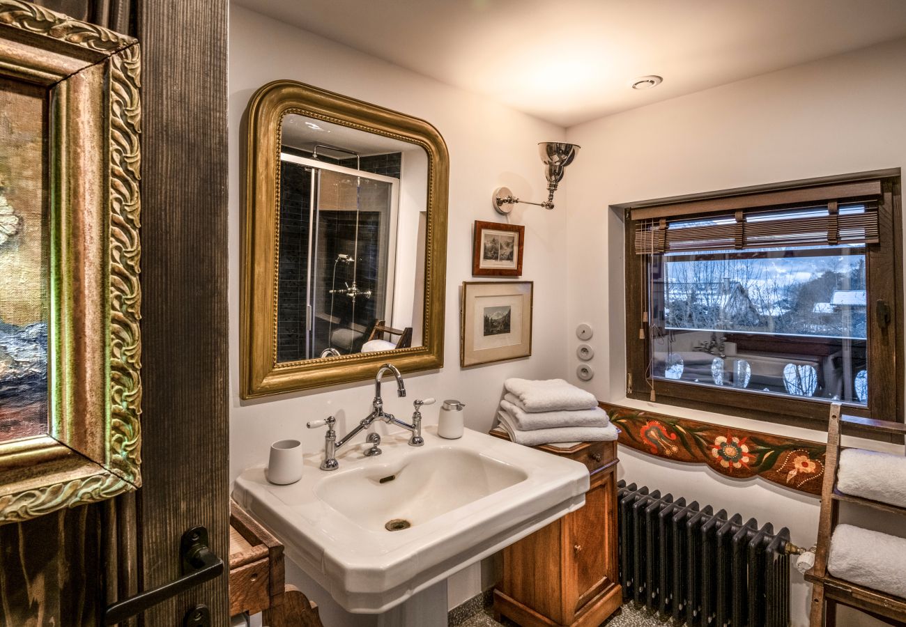 Chalet in Chamonix-Mont-Blanc - Chalet La Renarde - Expérience alpine unique