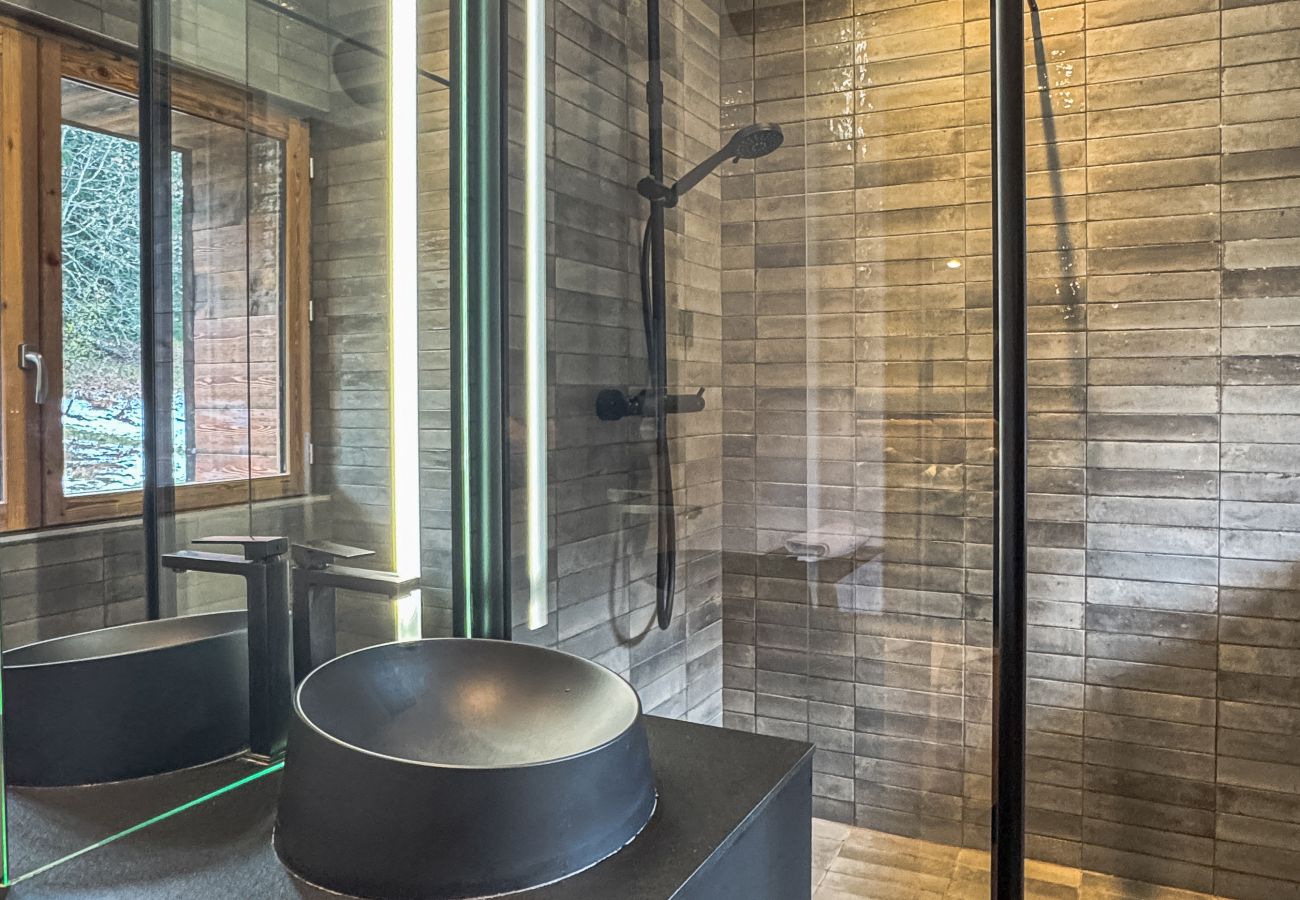 Appartement à Demi-Quartier - Le Black Wood - Chalet famille avec sauna, balnéo
