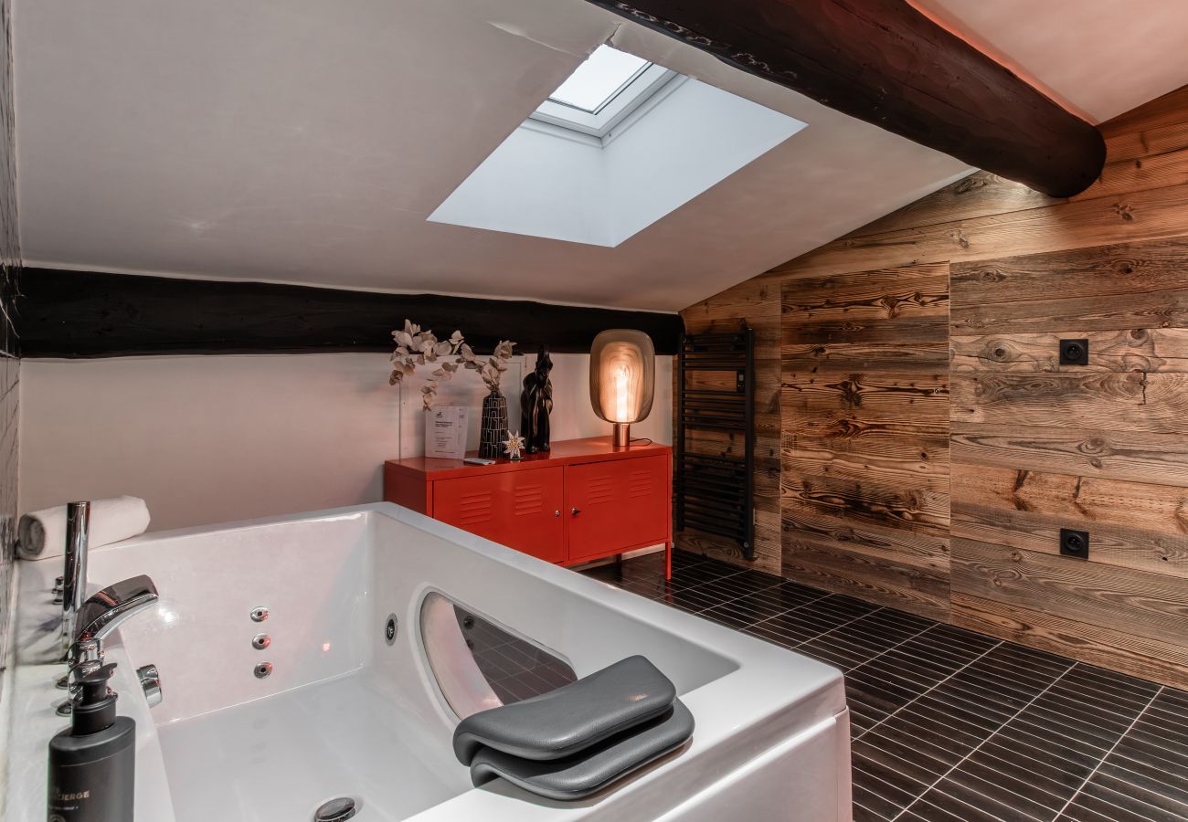 Appartement à Demi-Quartier - Le Black Wood - Chalet famille avec sauna, balnéo